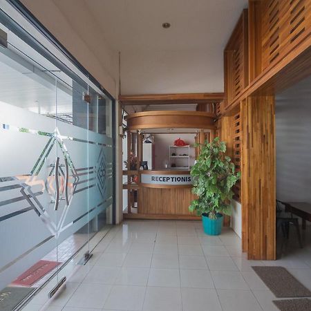 Hotel Reddoorz Near Gajah Mada Pontianak Exterior foto